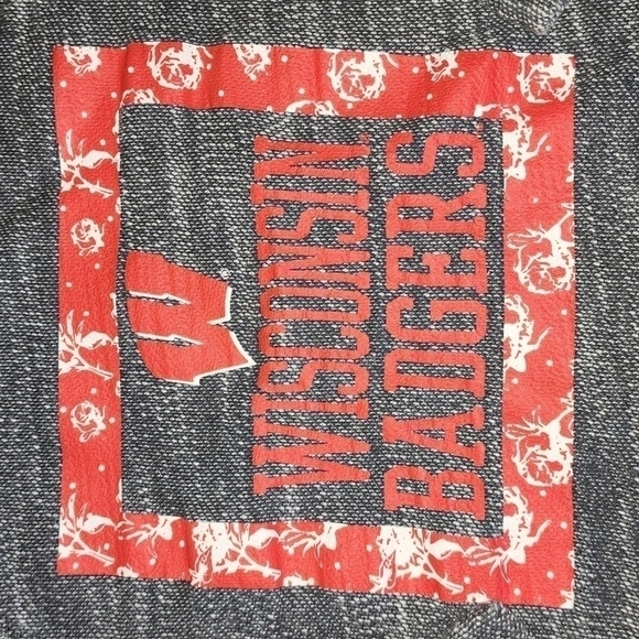 Wisconsin BADGERS Grey Sweater with Logo and Rose Print Design - Picture 2 of 5